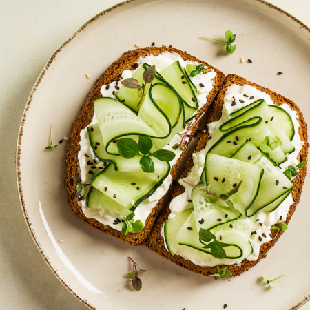 tosta-de-queijo-fresco-e-pepino