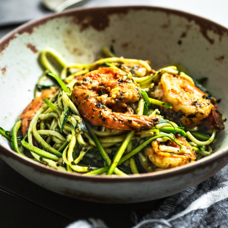 zoodles-de-curgete-com-camarao-e-pesto