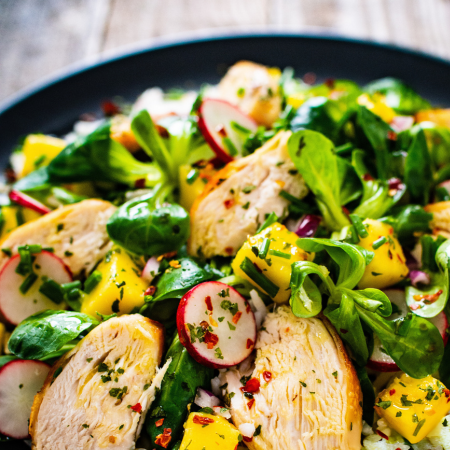 salada-de-espinafres-e-rabanetes-com-frango