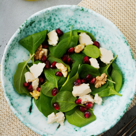 salada-de-espinafres-com-nozes-queijo-feta-e-roma